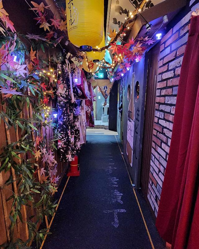 룸으로 향하는 복도