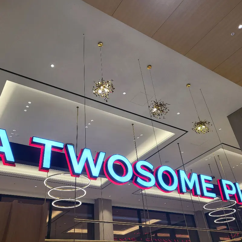 투썸플레이스 일라이트호텔점의 감각적인 조명