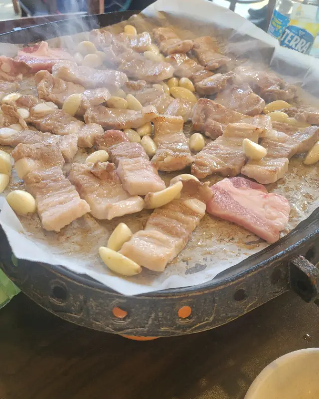 불판 위의 삼겹살과 마늘