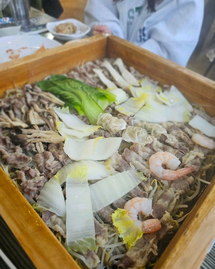 편백찜 속 차돌박이, 숙주, 채소