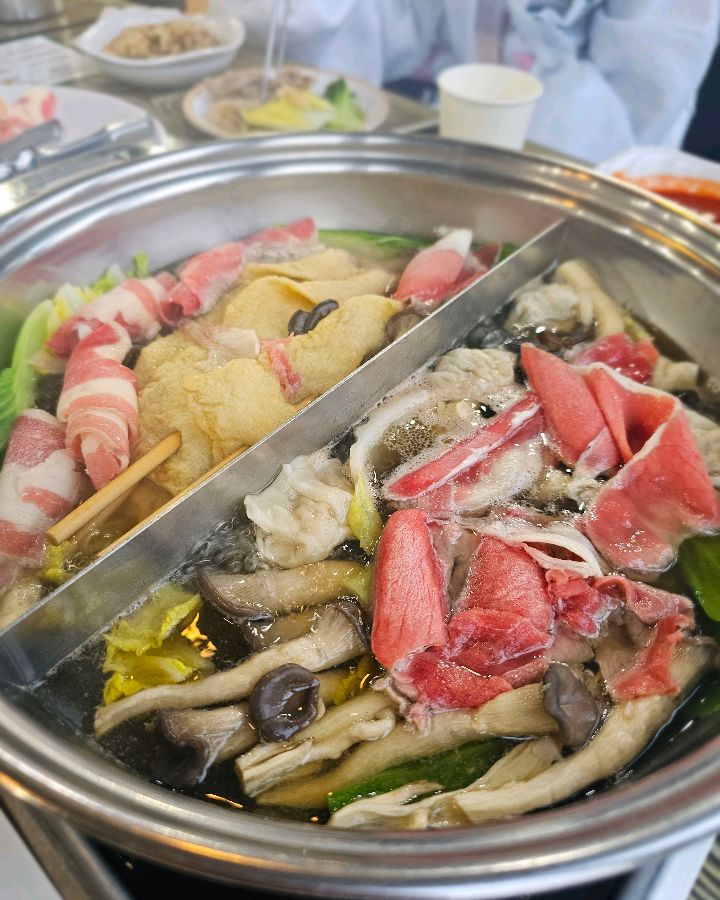 샤브샤브 냄비 속 채소와 고기