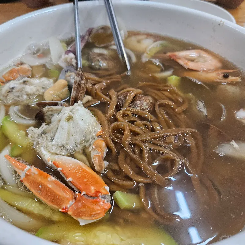 해산물이 가득한 칼국수