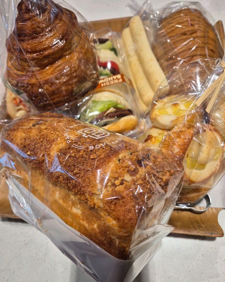 다양한 빵들이 담겨있는 모습