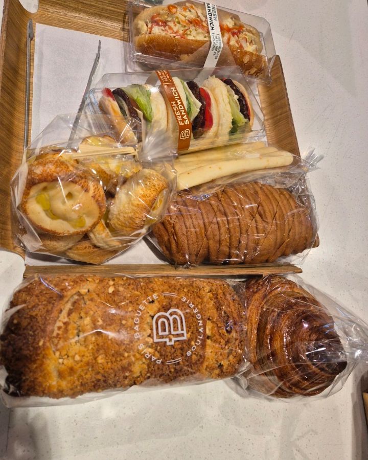 선물 포장된 빵들의 모습