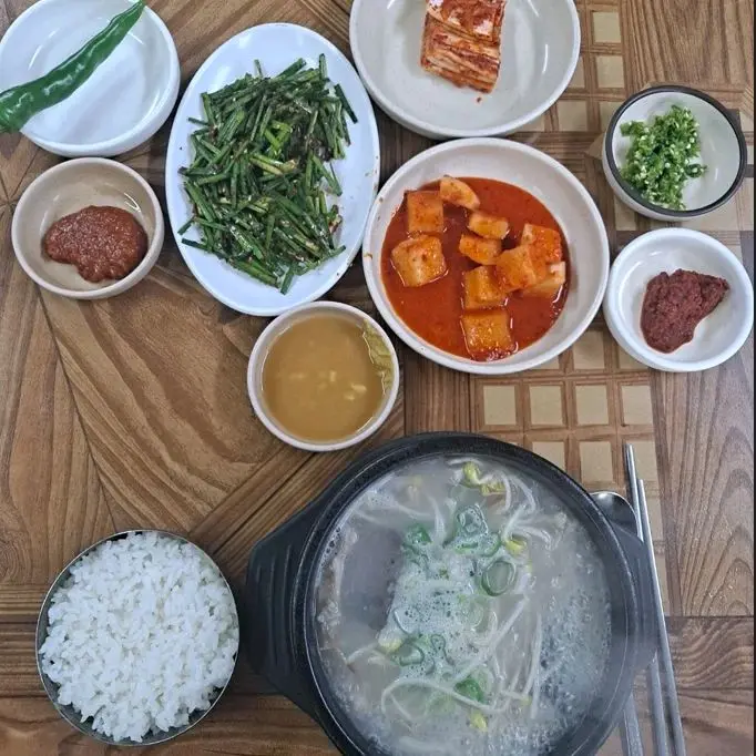 상다리 부러지게 차려진 해장국 한 상