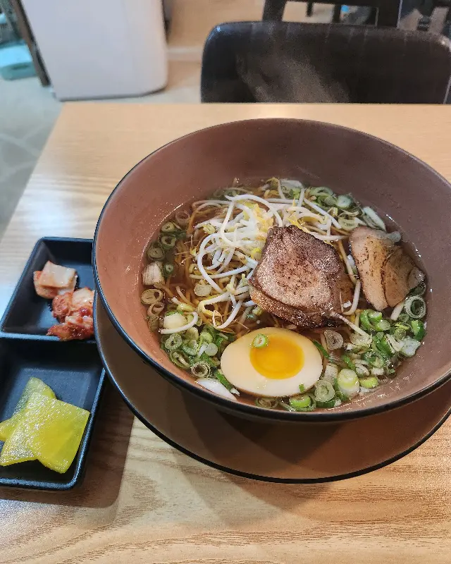 푸짐한 돈코츠 라멘 한 그릇