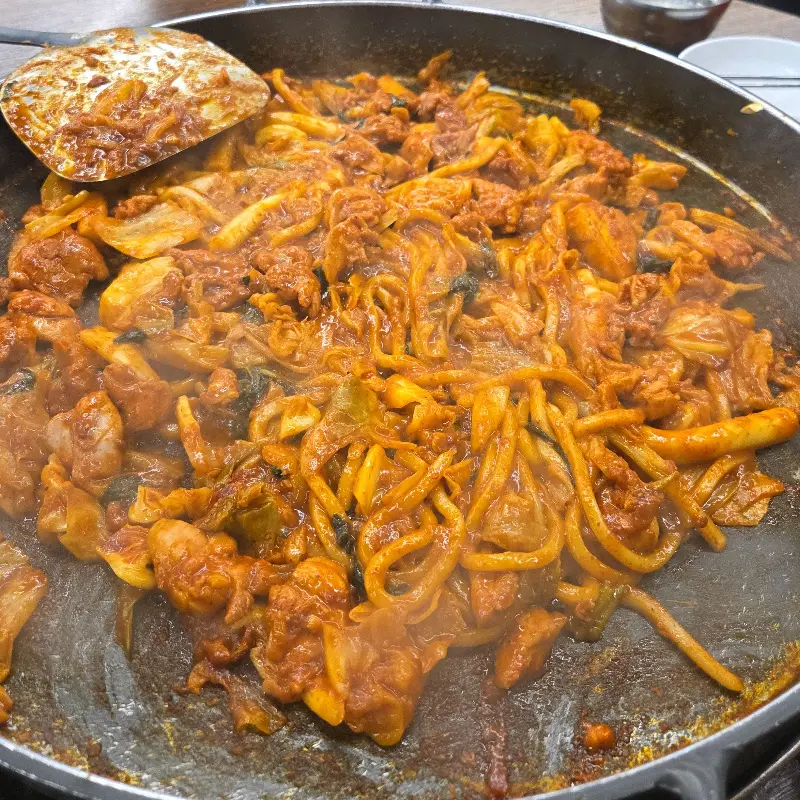 우동사리를 추가한 닭갈비