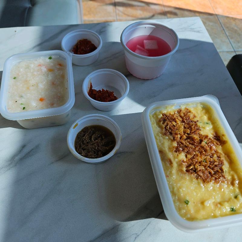 다양한 반찬과 함께 포장된 죽