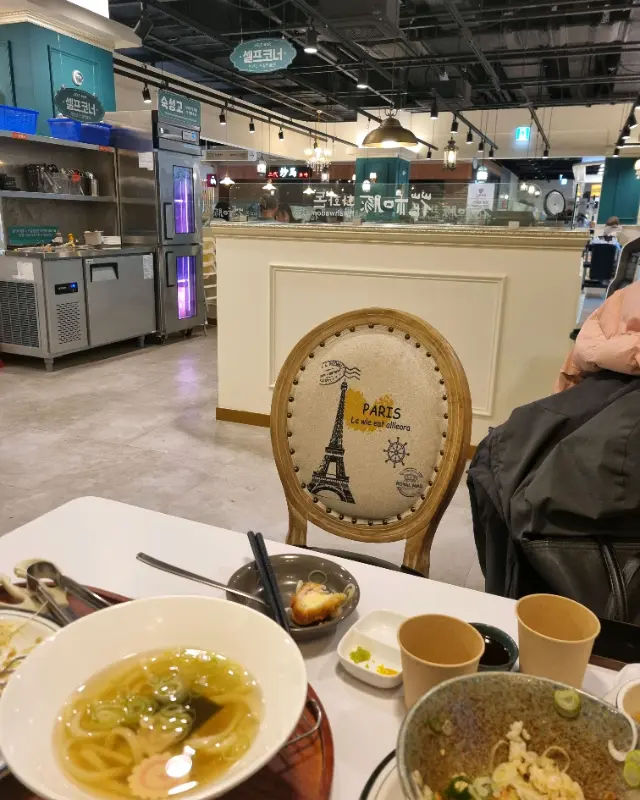 깔끔하게 정돈된 테이블