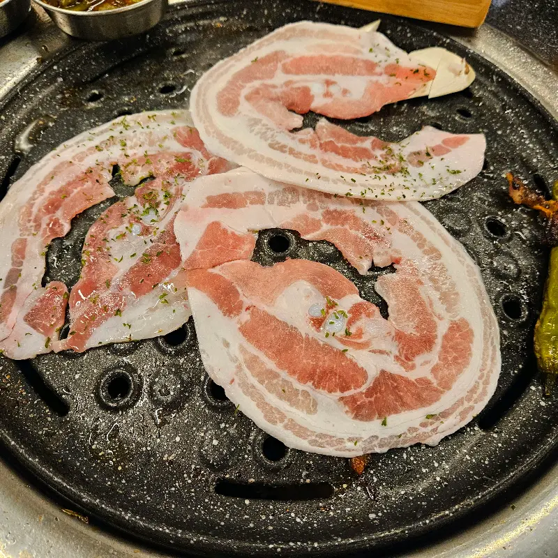 노릇하게 구워진 삼겹살