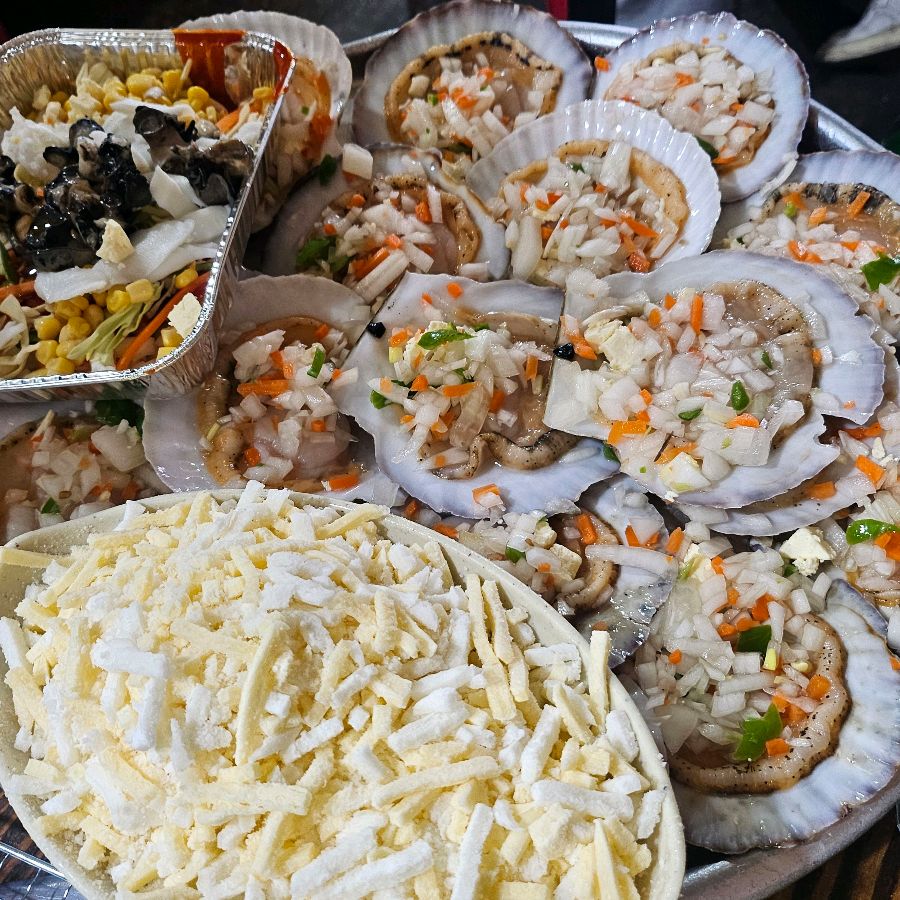 가리비 위에 치즈가 듬뿍 올려진 모습