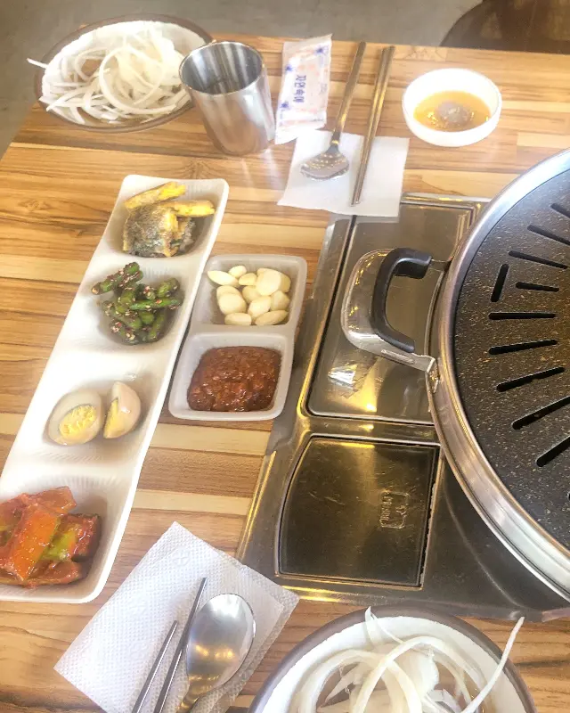 깔끔하게 정돈된 테이블 세팅