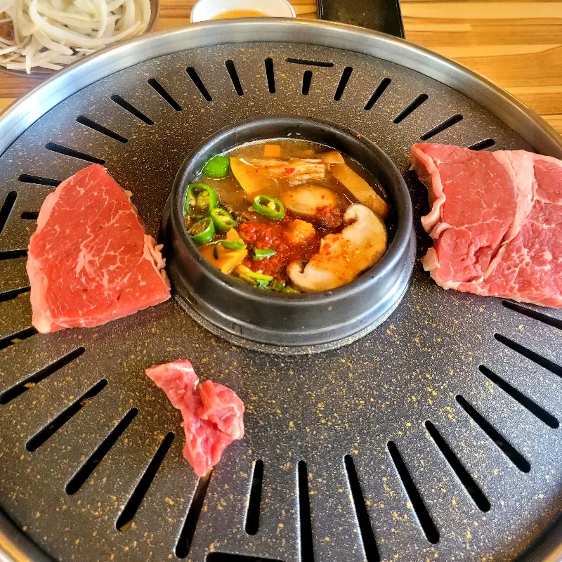 고기와 된장찌개를 함께 구워먹는 모습