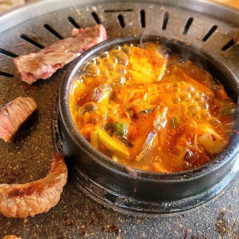 테이블 중앙에 놓인 된장찌개