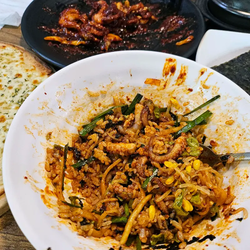 맛있게 비벼진 쭈꾸미 비빔밥
