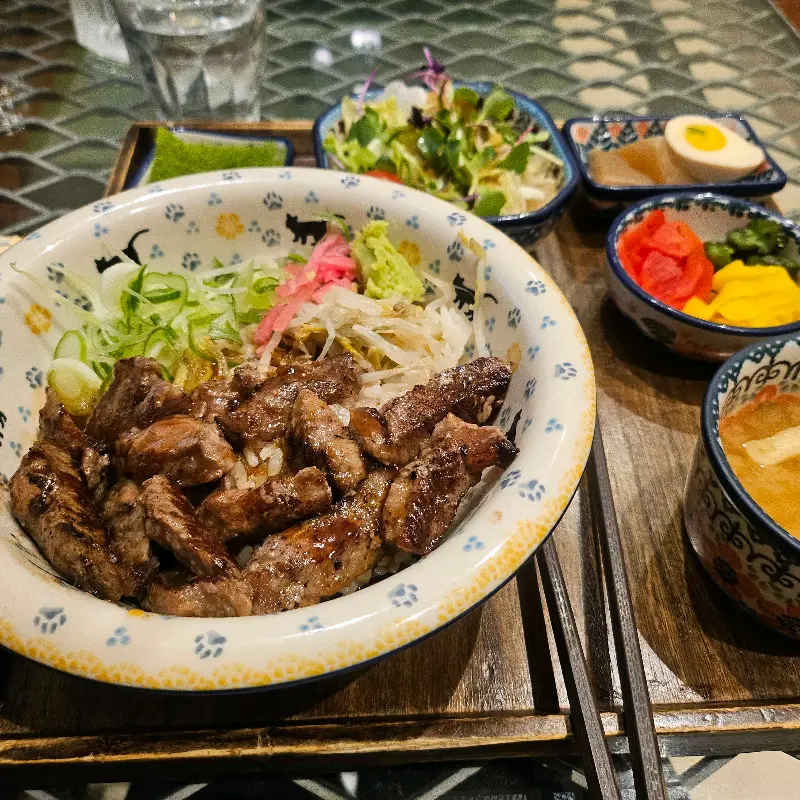 스테이크 덮밥 한상차림