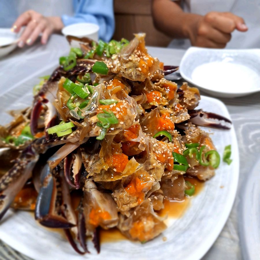 푸짐하게 담긴 간장게장의 모습