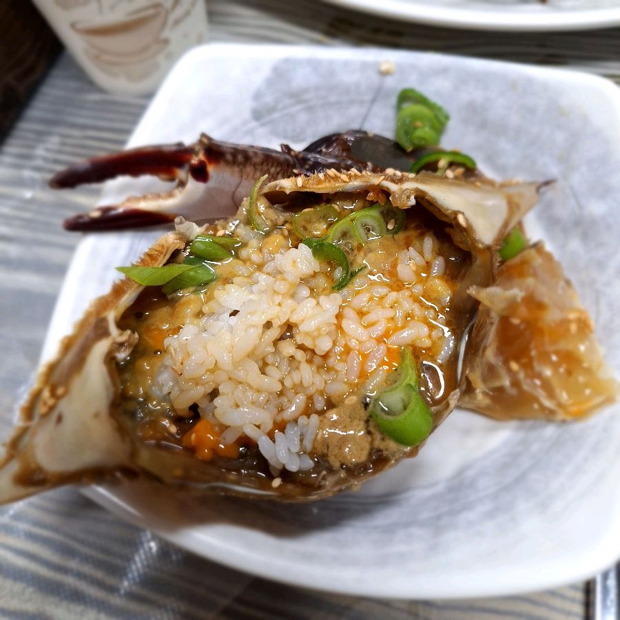 게딱지에 밥을 비벼 먹음직스러운 간장게장의 모습