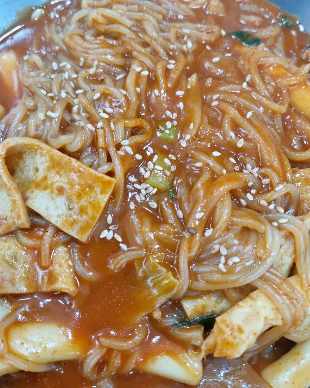윤기 자르르 흐르는 떡볶이