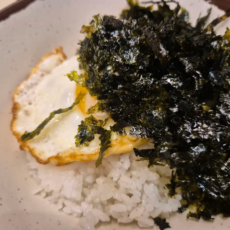 계란후라이와 김가루가 올려진 밥