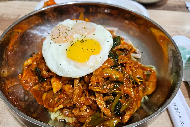 계란후라이가 올라간 비빔짬뽕