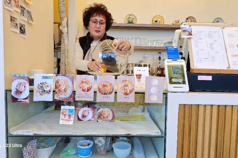 카운터에서 주문을 받고 있는 사장님의 모습