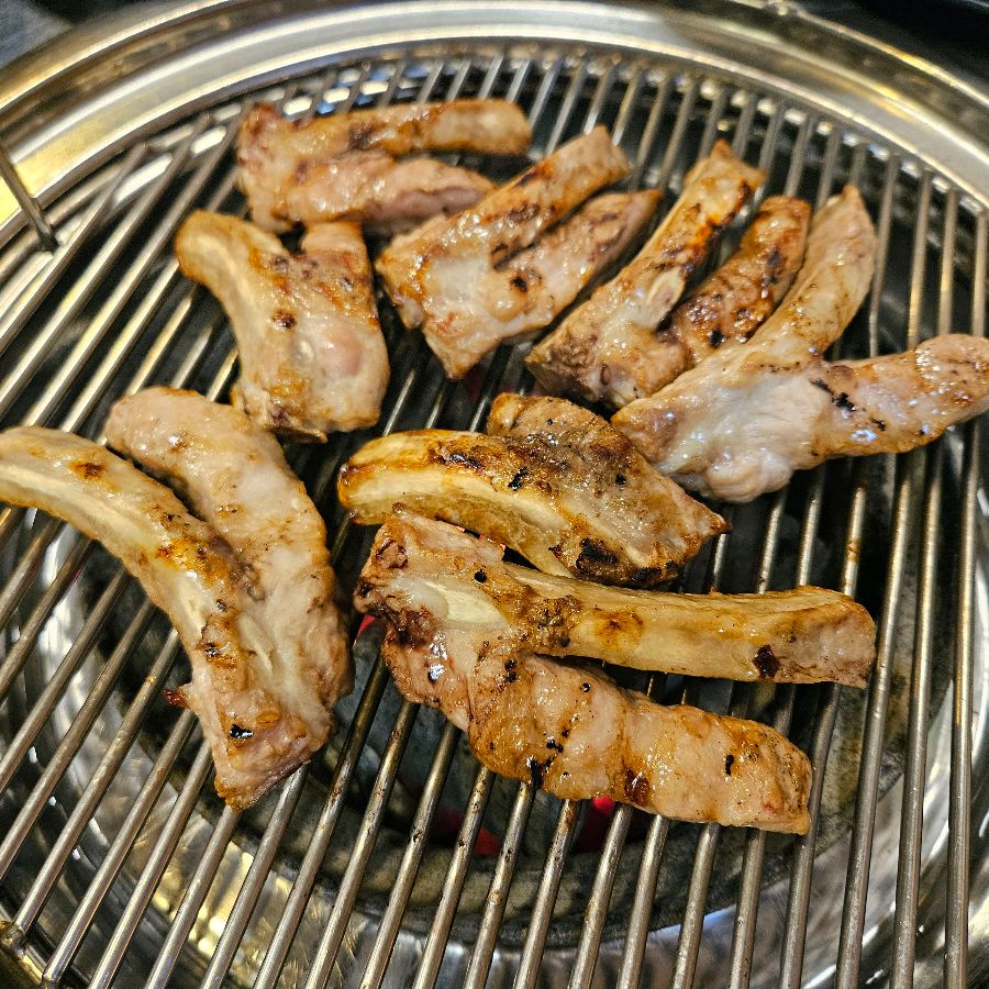 숯불 위에서 구워지고 있는 쪽갈비