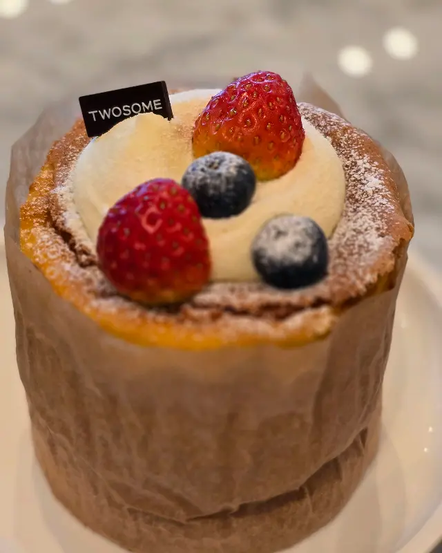 딸기와 블루베리가 조화로운 케이크