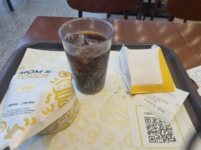 쟁반 위에 놓인 싸이버거와 음료