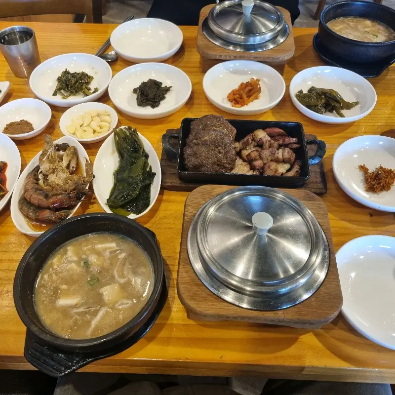 완타치정식 한 상 차림