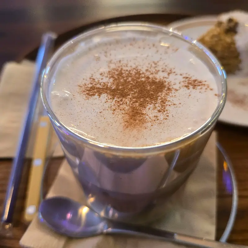 시나몬 가루가 솔솔 뿌려진 따뜻한 라떼