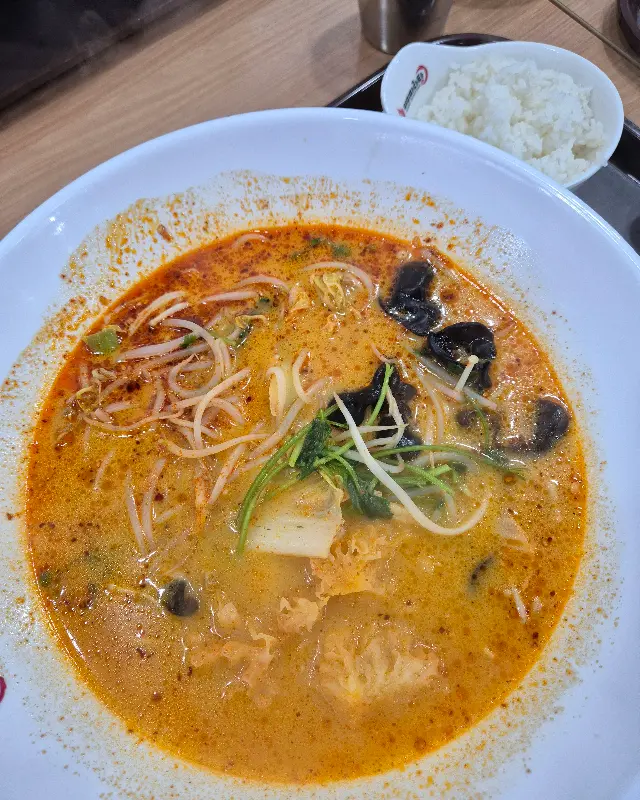 야미마라탕의 얼큰한 국물