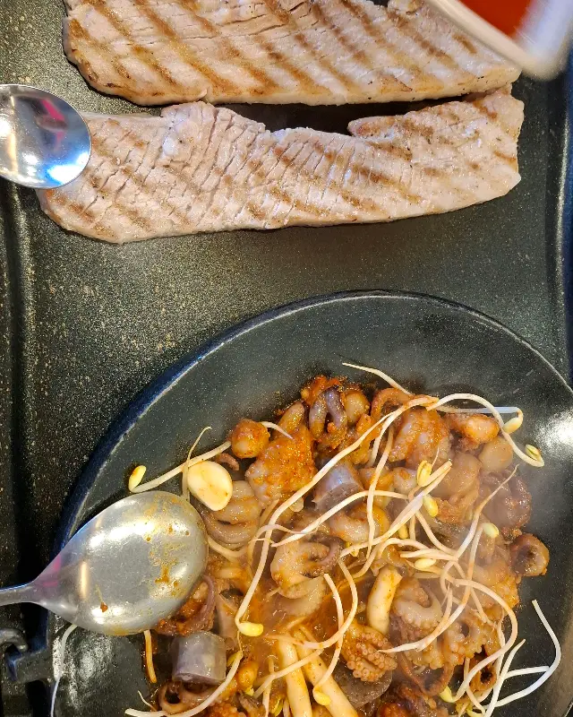 불판 위에서 익어가는 쭈꾸미와 삼겹살