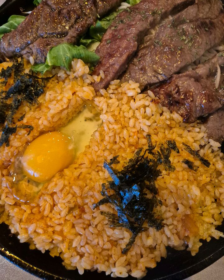 스테이크와 볶음밥