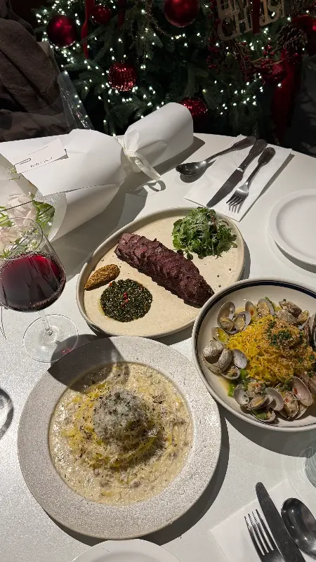 깔끔하게 차려진 테이블 세팅