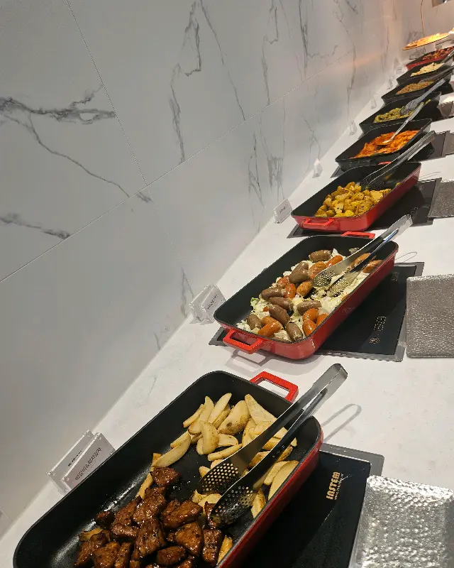 다양한 샐러드바 메뉴들