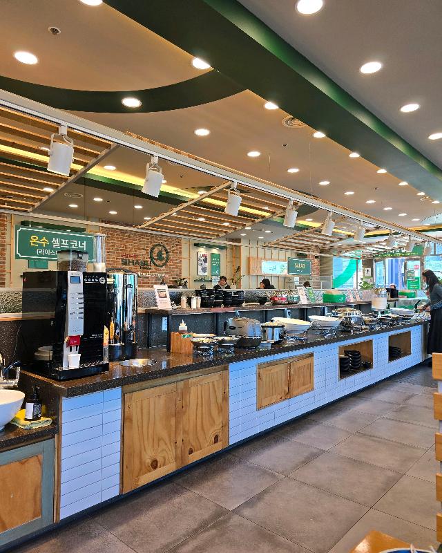 다양한 메뉴가 준비된 샐러드바