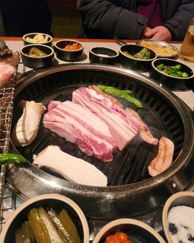 다양한 곁들임 찬과 함께 구워먹는 흑돼지 오겹살