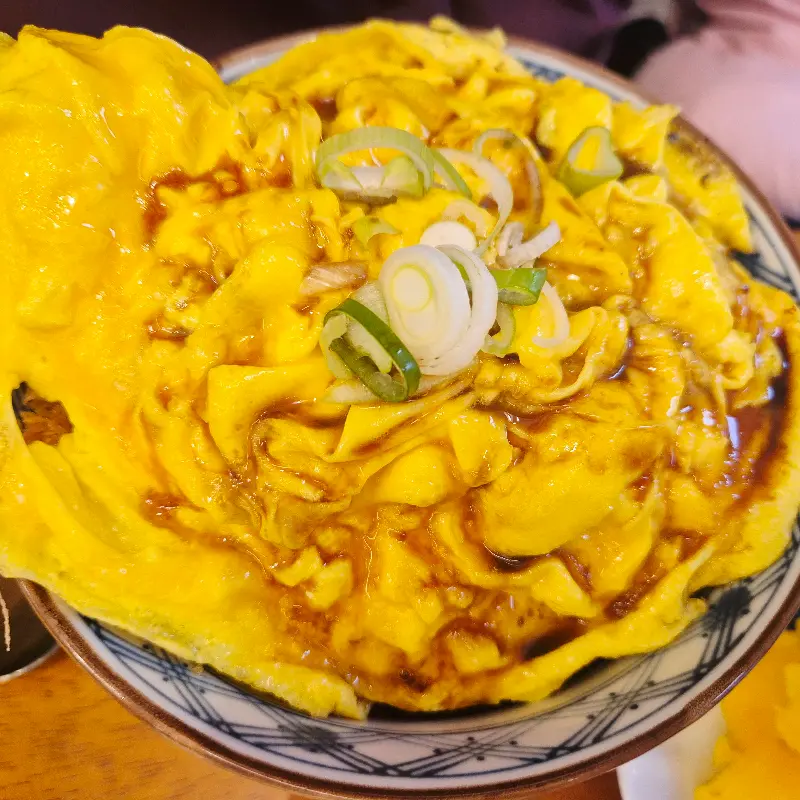 윤기가 흐르는 촉촉한 계란 초밥