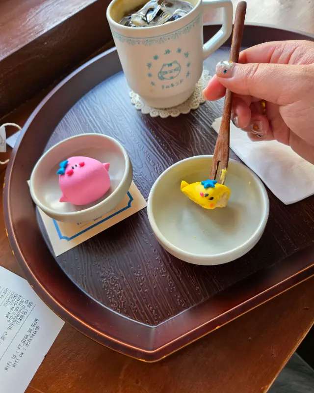 화과자를 맛보는 모습