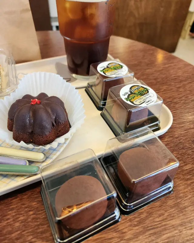 다양한 종류의 파운드 케이크