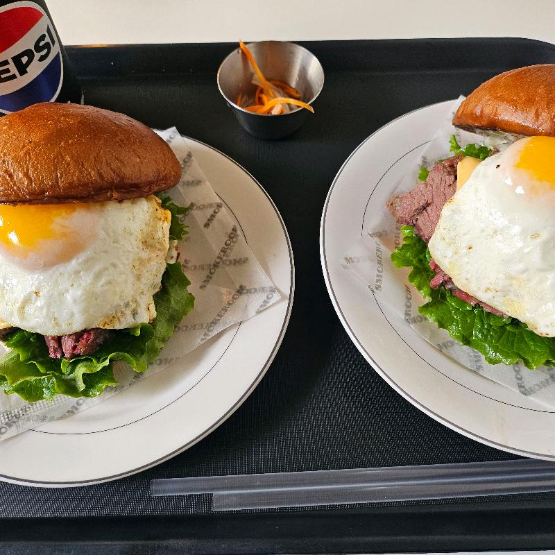 브리스킷 버거와 파스트라미 샌드위치