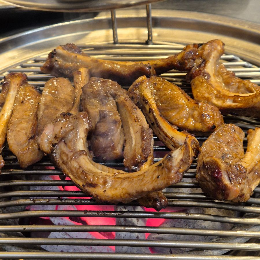 숯불 위에서 맛있게 구워지는 쪽갈비