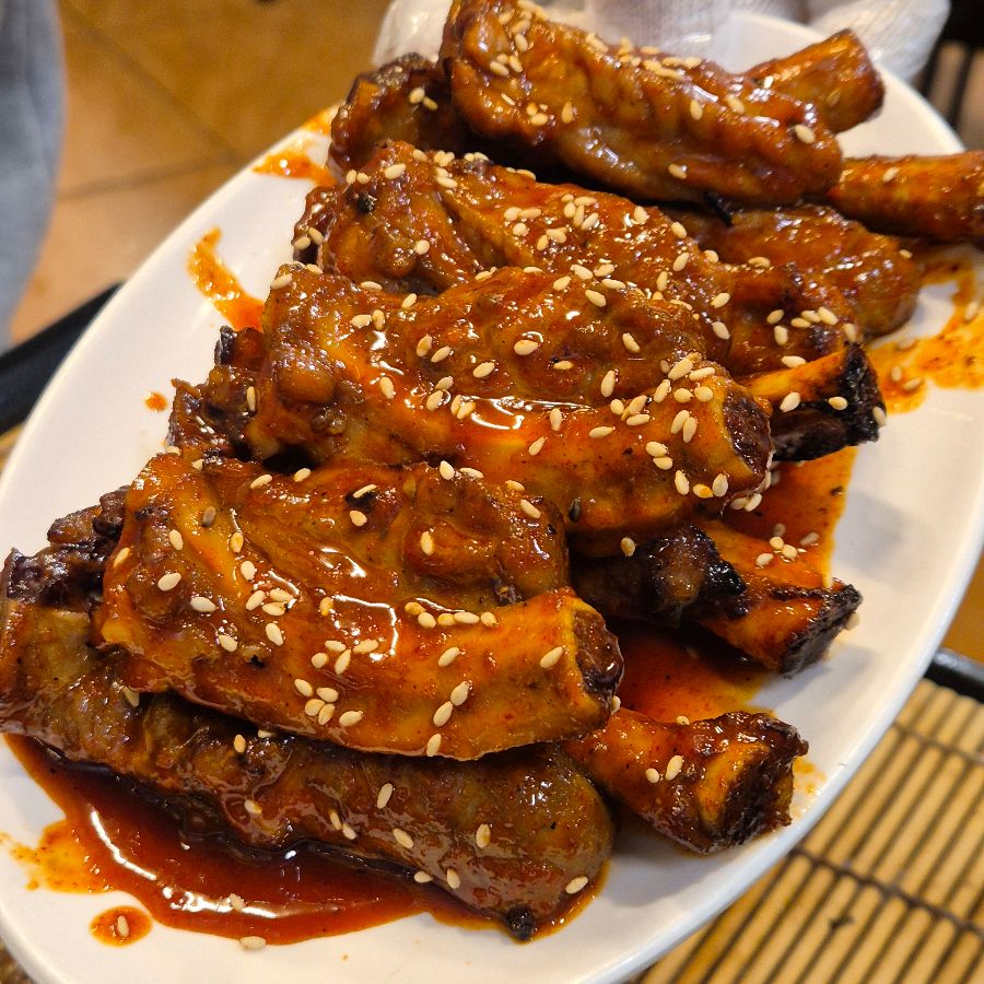 윤기가 흐르는 매운 쪽갈비