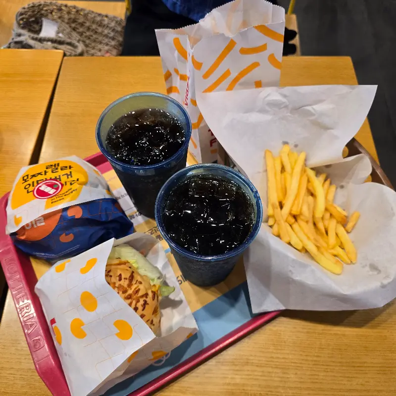 햄버거와 감자튀김, 콜라가 담긴 쟁반