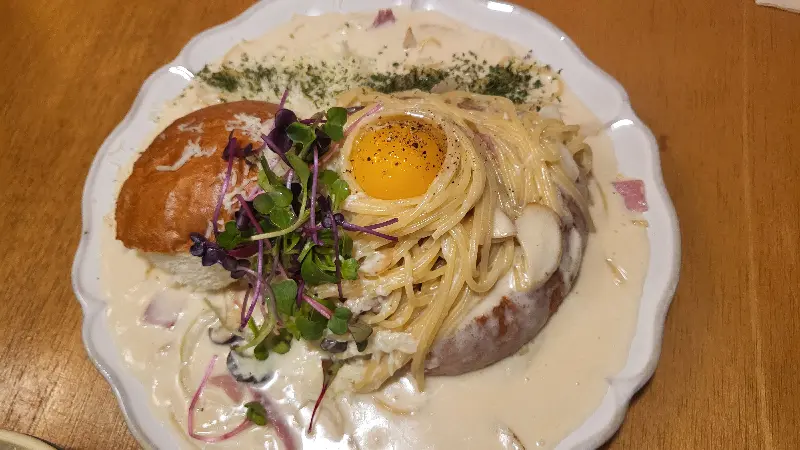 독특한 비주얼의 토마토 아란치니