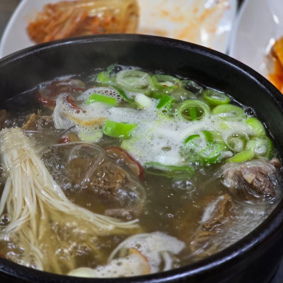 갈비탕의 따뜻한 국물