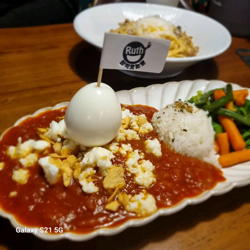 치즈가 듬뿍 올려진 함박스테이크