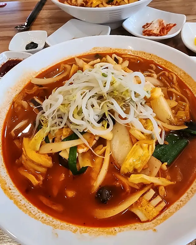 푸짐한 해산물이 인상적인 짬뽕