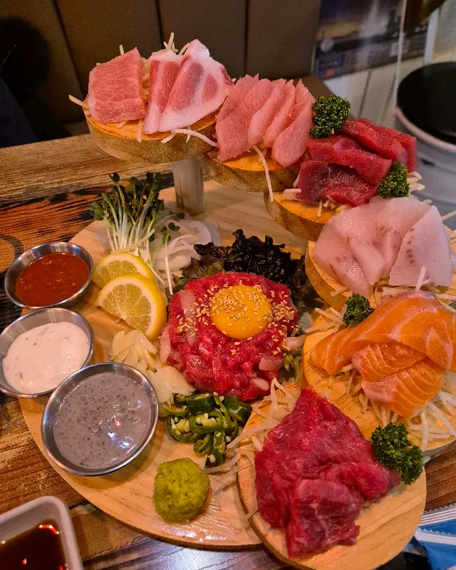 화려한 비주얼의 육선회관 모듬회